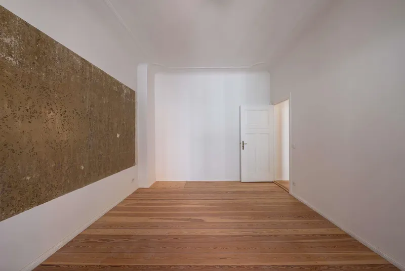 1-Zimmer-Altbauwohnung mit Balkon und neuer Einbauküche in Neukölln, bezugsfrei ab 01.11 — photo 1